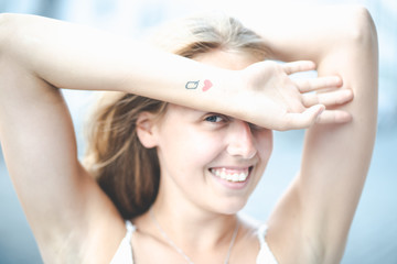 schöne junge Frau mit Tattoo Tätowierung tätowiert