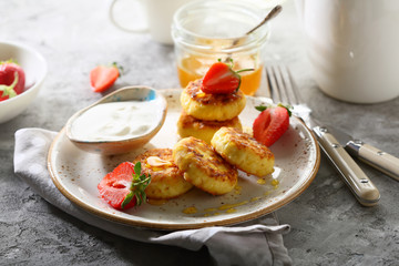 Sweet cheese pancakes with berry