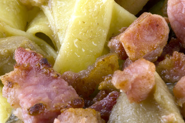 Tagliatelle pancetta e funghi porcini