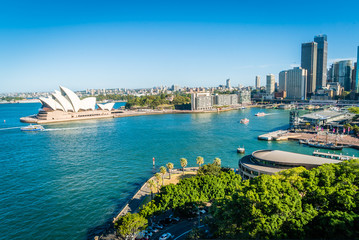 Naklejka premium Ogólny widok na wieże Sydney oraz operę i port latem