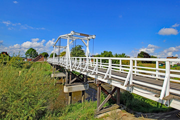 Fototapeta na wymiar Steinkirchen: Hohendiekbrücke über die Lühe (Niedersachsen)