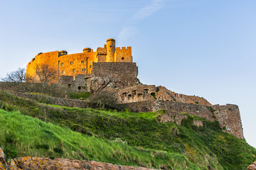Obraz premium Mount Orgueil Castle (Gorey Castle, built 1204 - 1450), overlooking Grouville Bay in the small town of Gorey, Jersey, Channel Islands, United kingdom.