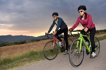 Obraz premium cycling couple on a road