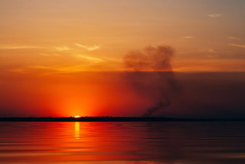 Fototapeta na wymiar Sunset on the water, the sun sets over the horizon
