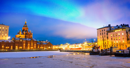 Aurores boréales sur le vieux port gelé dans le quartier de Katajanokka avec la cathédrale orthodoxe Uspenski à Helsinki, Finlande