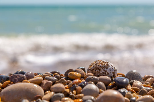 Stenar på en strand vid havet