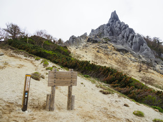 地蔵岳オベリスクと山頂標識