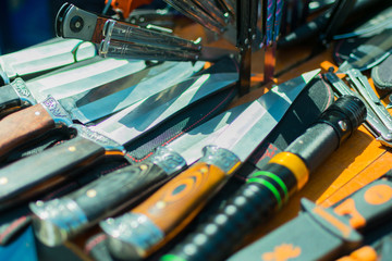 Various knives lying next to each other.