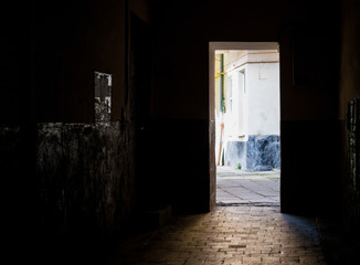 Obraz premium View of the open door from the dark corridor.