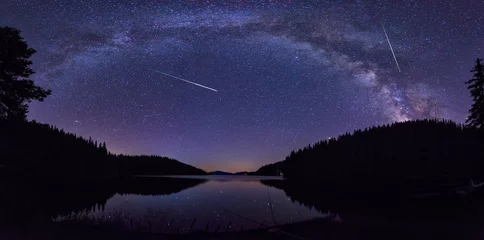 Zelfklevend Fotobehang Melkweg en de Perseïden/Lange tijd blootstelling nacht landschap met Melkweg tijdens de Perseïden stroom boven de Beglik-dam in Rhodopi-gebergte, Bulgarije © Jess_Ivanova