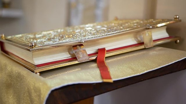 Ewangeliarz na ambonie w kościele podczas Liturgii Eucharystycznej