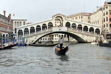 Fototapeta na wymiar Canale Grande mit Booten, Gondeln und Rialto-Brücke, Venedig, Venetien, Italien, Europa