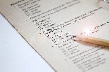 Obraz premium TEST. Test z angielskiego wybierz właściwą odpowiedź. Arkusz testowy z gramatyki angielskiej. Test wielokrotnego wyboru. Egzamin dla uczniów szkół, uczelni i uczelni. Koncepcja edukacji USA lub angielskiego. arkusz odpowiedzi.