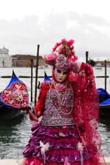 Verkleidete Frau mit venezianischer Maske an der Lagune, Karneval in Venedig, Italien, Europa