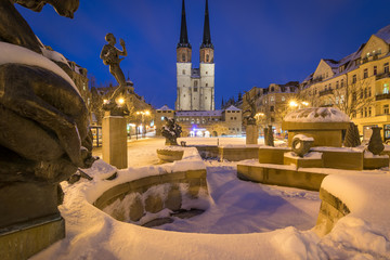 Die Stadt Halle Saale an einem Abend mit Schnee im Winter