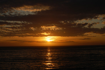Fototapeta na wymiar The sun setting over the sea, at California