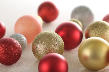 並んだ球状のボールのクリスマスオーナメント
