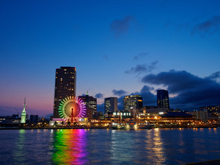 Obraz na płótnie Canvas 神戸港 中突堤から見る夕暮れの神戸モザイク