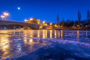 Burg Giebichenstein in Halle mit Mond und Eis auf der Saale im Winter