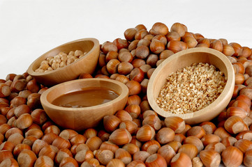 Ciotole di nocciole e cioccolato 3