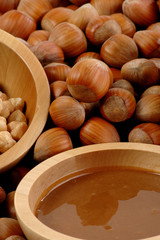 Ciotole di nocciole e cioccolato