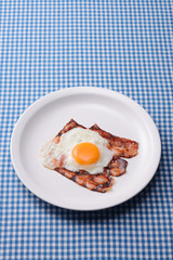 目玉焼き　ベーコンエッグ