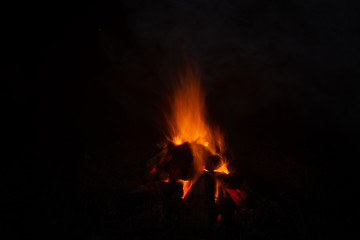 Fototapeta na wymiar Lagerfeuer auf dem Campingplatz