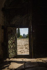Fototapeta premium Brama zamku. Widok Kościoła
