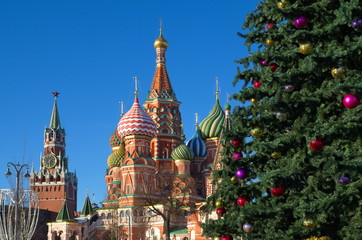 Fototapeta na wymiar View of St. Basil's Cathedral and the Spasskaya tower of the Moscow Kremlin in the new year, Moscow, Russia