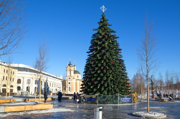 Naklejka premium Moscow, Russia - January 9, 2018: Christmas tree on the square near Zaryadye landscape Park. Varvarka street
