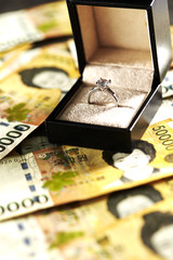 Engagement ring with Korean won banknotes 