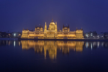 Fototapeta na wymiar BUDAPEST / HUNGARY - FEBRUARY 04, 2012: Night panorama of the parliment building located in the capitol of the country