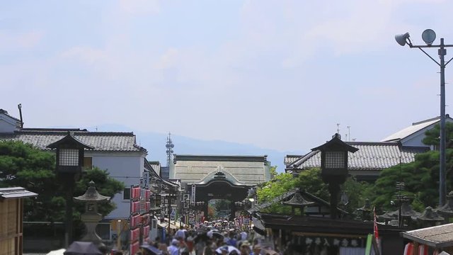 日本の観光地。観光で賑わう善光寺