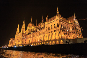 Obraz premium Night view of the illuminated building of the hungarian parliament in budapest