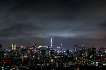 東京都心の雲を照らす街明かり