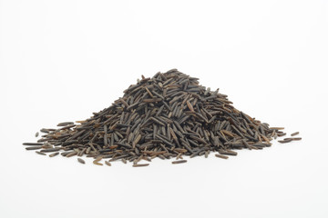 Arroz salvaje sobre fondo blanco