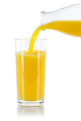 Orangensaft Saft einschenken eingießen eingiessen Glas Flasche freigestellt Freisteller isoliert