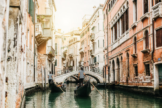 Fototapeta Gondeln in einem Kanal in Venedig 