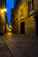 Obraz premium Rúa da Algalia de Arriba - ulica handlowa na starym mieście w Santiago de Compostela w czasie niebieskiej godziny