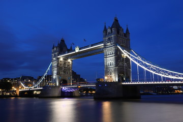 Fototapeta na wymiar 2018 LONDON TOWER BRIDGE TIME EXPOSURE