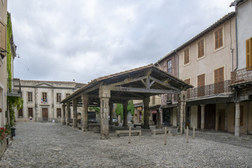 Plaza ubicada en  la villa de  Lagrasse en el sur de  France.