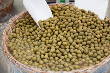 Frische Oliven vom Biomarkt