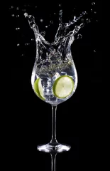 Foto op Plexiglas Gin tonic cocktail spatten geïsoleerd op zwarte achtergrond © popout