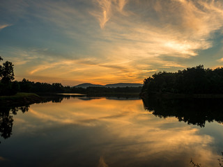 Obraz premium cloud 's shadow on the lake in the morning