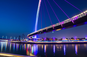 Obraz premium Dubai water canal bridge at night