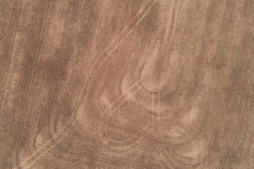 Traktorspuren im Feld