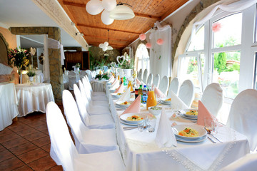 Pięknie nakryty na biało stół, talerze z makaronem, przyjęcie weselne, ślub. - obrazy, fototapety, plakaty