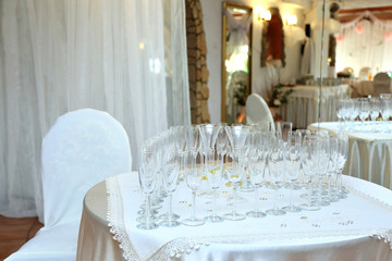 Kieliszki szampana na stole w restauracji w kształcie serca. - obrazy, fototapety, plakaty