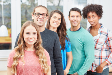 Junge Studenten bilden ein Start-Up Team