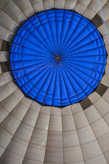 Naklejka premium Inside view of hot air balloon with blue in the top